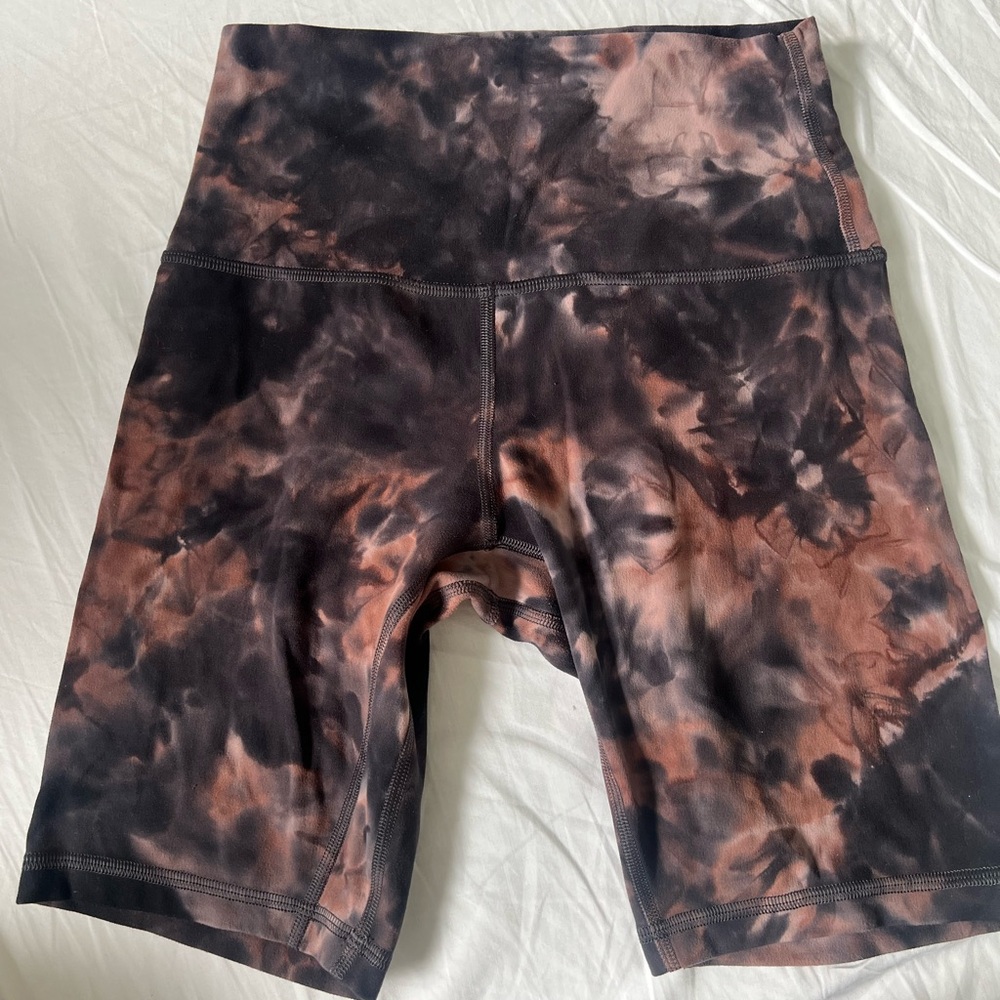 Cute patterned LULULEMON align biker shorts